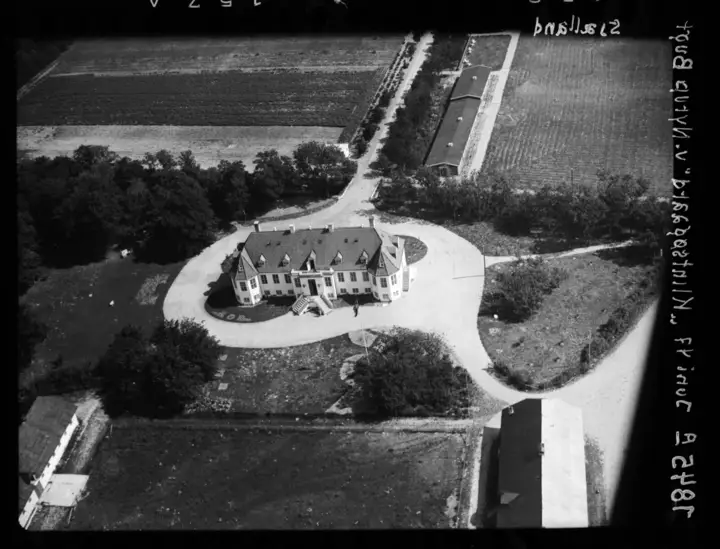 Luftfoto af gården Klintsøgård med marker omkring